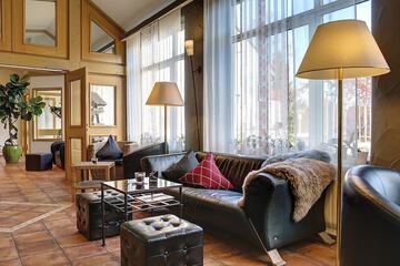 Lobby lounge