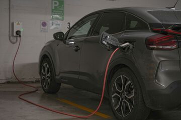 Electric vehicle charging station