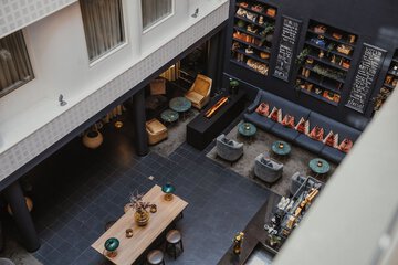 Lobby lounge