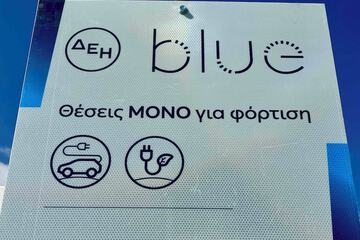 Electric vehicle charging station
