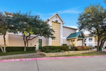 HomeTowne Studios by Red Roof Dallas - North Addison / Tollway