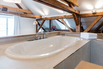 Deep soaking bathtub