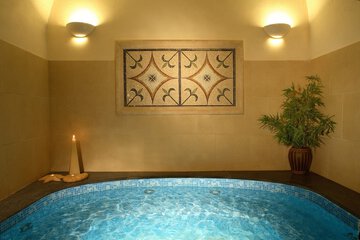 Indoor spa tub