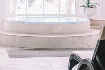 Indoor spa tub