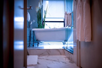 Deep soaking bathtub