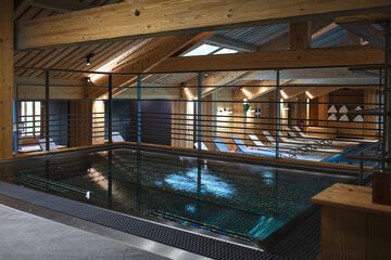 Indoor spa tub
