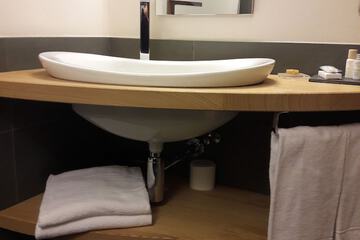 Bathroom sink