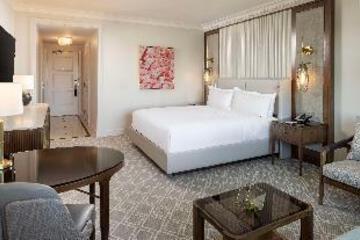 Deluxe Room Theme Park View with King Bed - 2AD | 2Pax