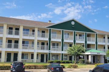 HomeTowne Studios by Red Roof Dallas - Irving