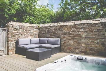 Private spa tub