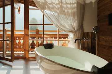 Deep soaking bathtub
