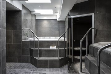 Indoor spa tub