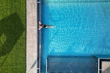 Indoor/outdoor pool