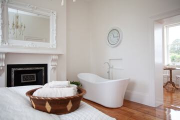 Deep soaking bathtub