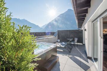 Private spa tub