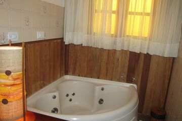 Jetted tub