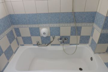Deep soaking bathtub