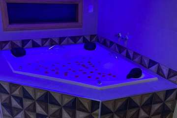 Private spa tub