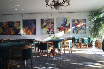 Lobby lounge