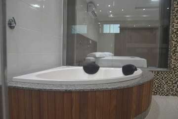 Jetted tub