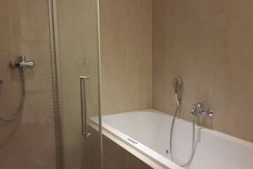Deep soaking bathtub