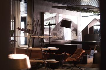 Lobby lounge