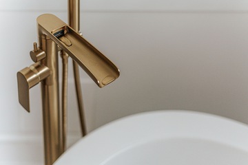 Deep soaking bathtub