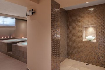 Indoor spa tub