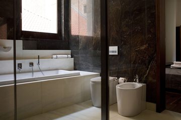 Deep soaking bathtub