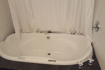 Jetted tub