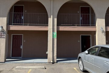 Electric vehicle charging station