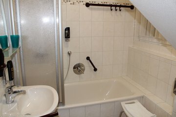Deep soaking bathtub