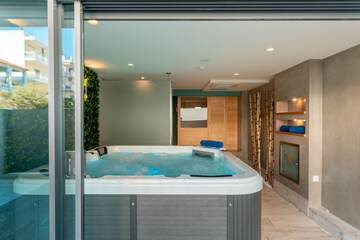 Indoor spa tub