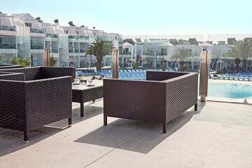 Poolside bar