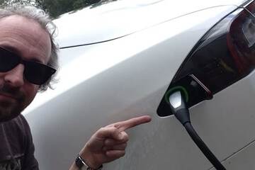 Electric vehicle charging station