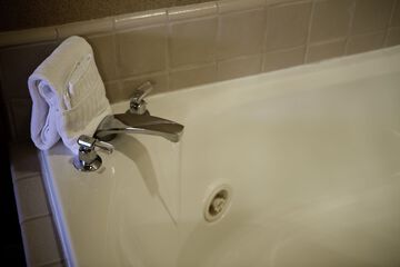 Deep soaking bathtub