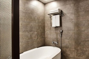Deep soaking bathtub