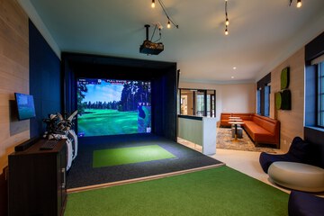 Indoor golf driving range