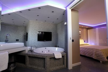 Deep soaking bathtub