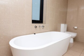 Deep Soaking Bathtub