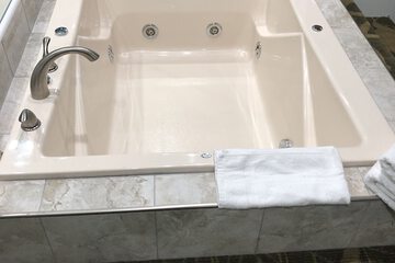 Jetted tub