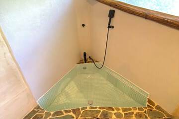Deep soaking bathtub