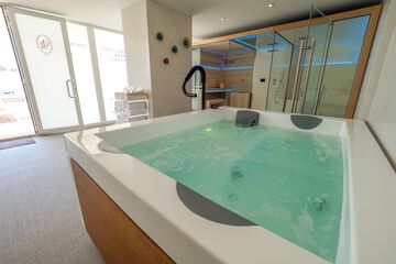 Indoor spa tub