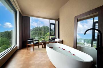 Deep soaking bathtub