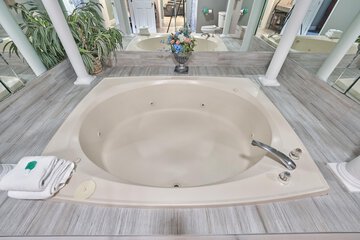 Deep soaking bathtub
