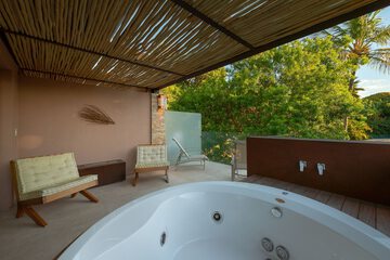 Deep soaking bathtub