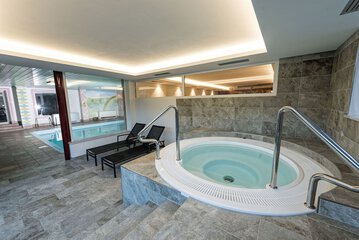 Indoor spa tub