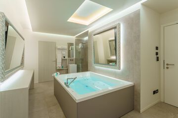 Private spa tub