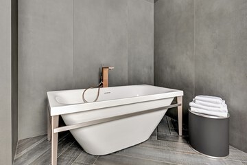 Deep soaking bathtub