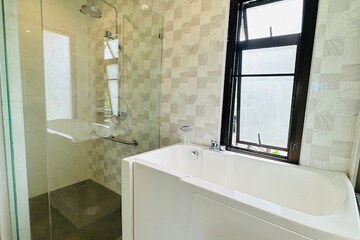 Deep soaking bathtub